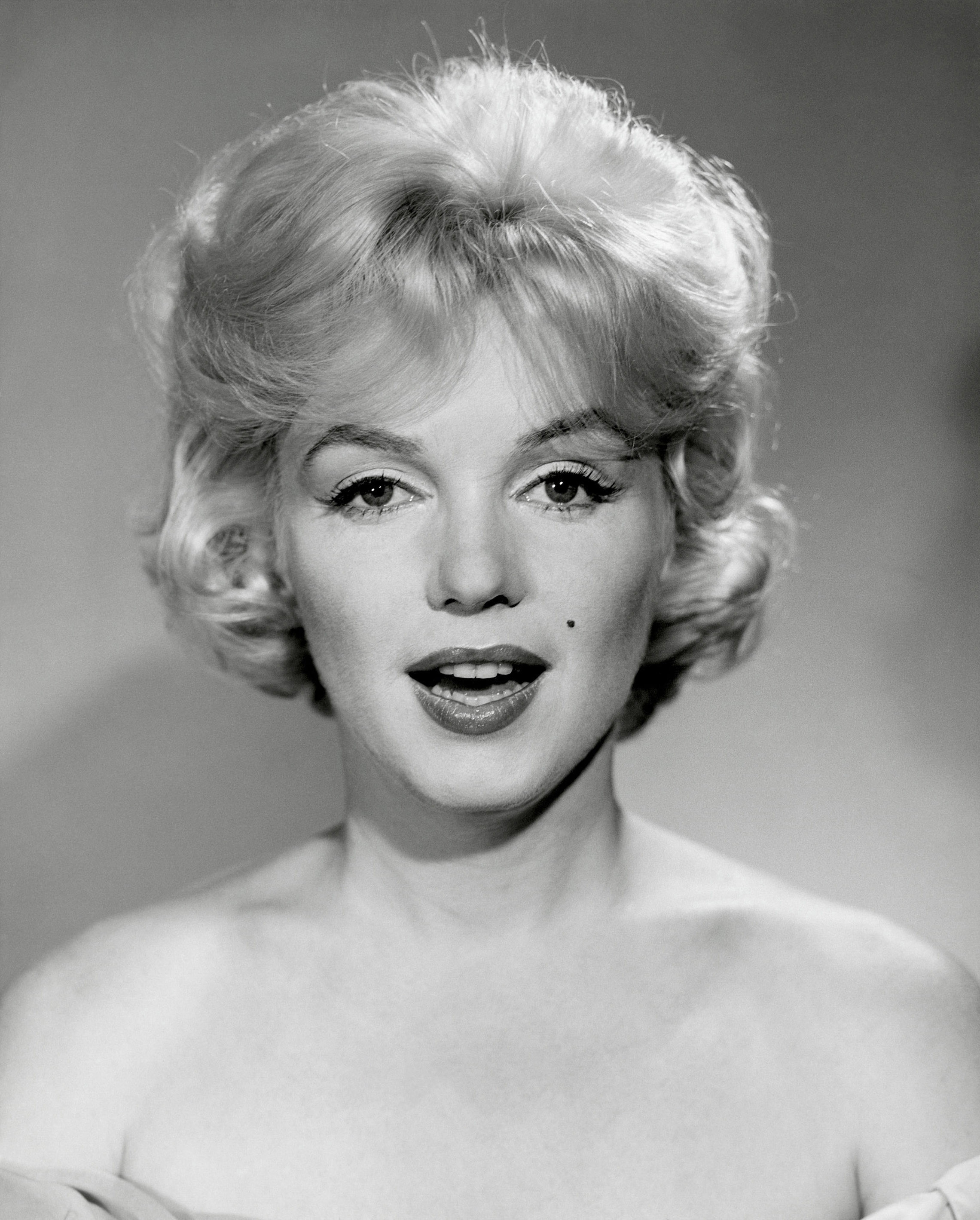 Muscular women threesome Marilyn monroe facial hair